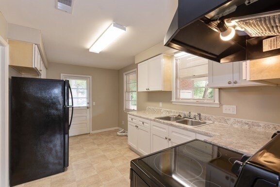 Building Photo - 7511 Highview Dr