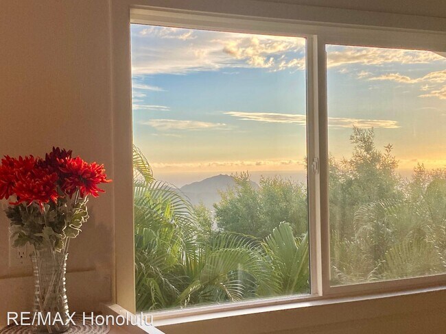 Building Photo - 3 br, 2 bath House - 2164 Halekoa Dr