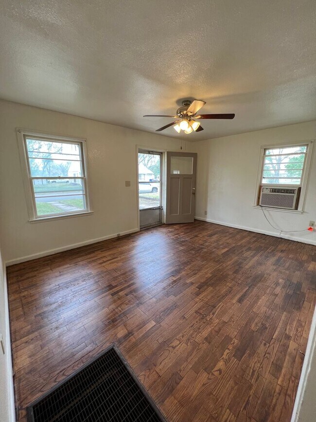 Foto del edificio - Corner Lot 2 Bedroom 1 bath new Hardwood f...