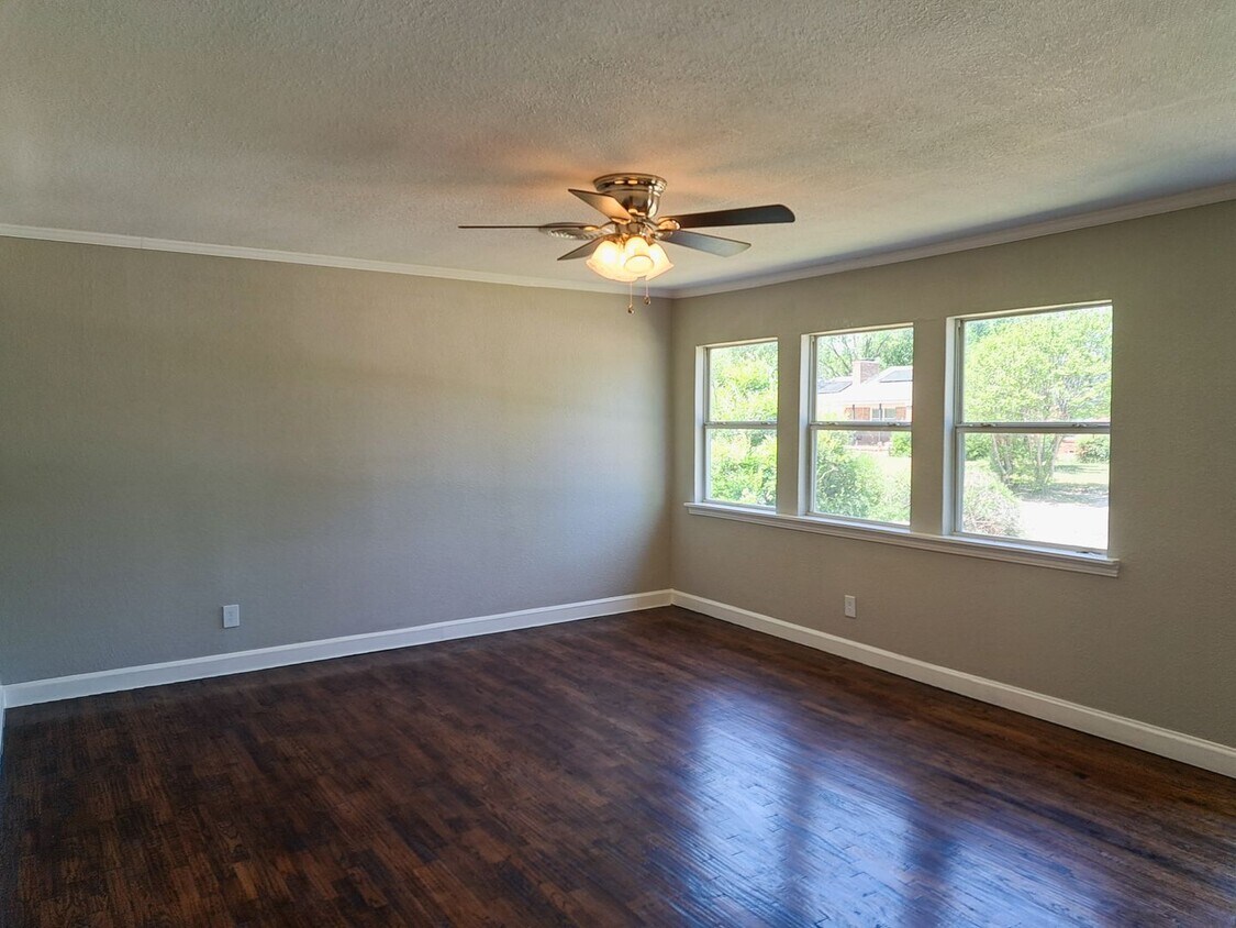 Primary Photo - 4 bed / 2 bath / 2 car garage