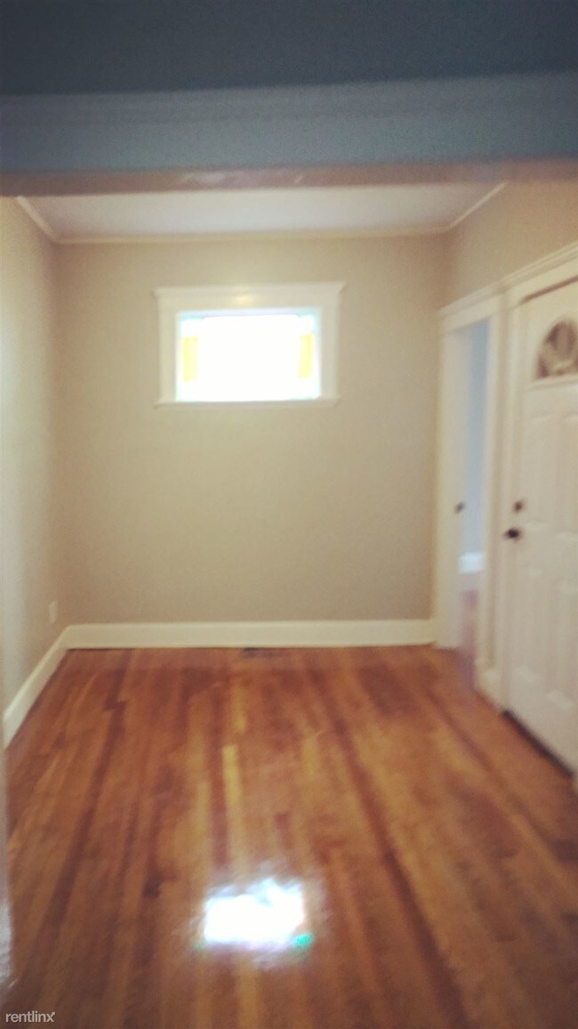 Building Photo - 3 br, 1 bath Triplex - 11 Dyer St
