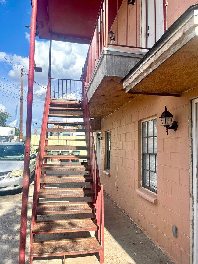 Foto del edificio - 4211 Santa Isabel Ave