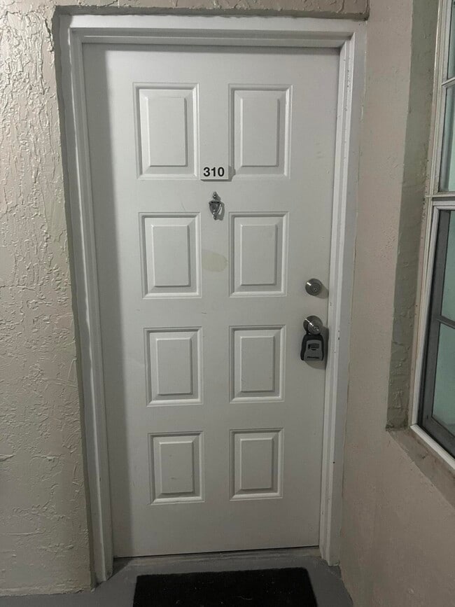 Building Photo - 2831 N Oakland Forest Dr