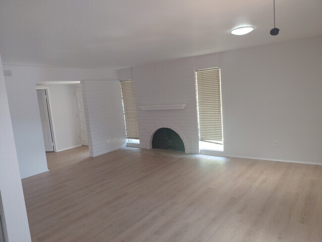 Foto del edificio - 4607 Collwood Ln