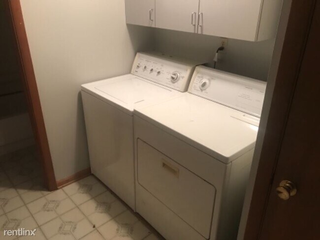 Building Photo - 1 br, 1 bath Apartment - 2459 s 65th st