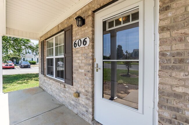Foto del edificio - Four Bedroom Home!