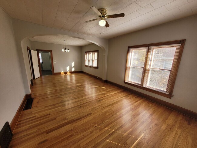 Foto del edificio - 2 Bedroom, 1 Bathroom home with hardwood!