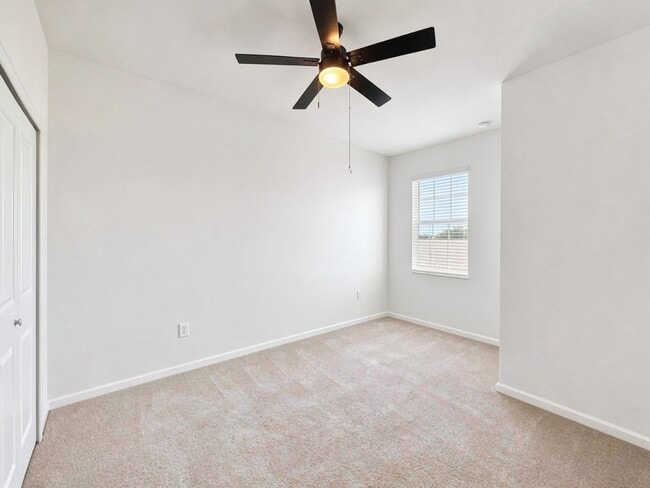 Foto del edificio - Annual lease, 3-bedroom, 2.5-bathroom townhome in Orange Blossom Ranch