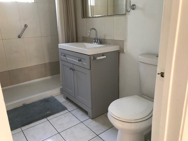 Foto del edificio - 1182 N Kingsley Dr