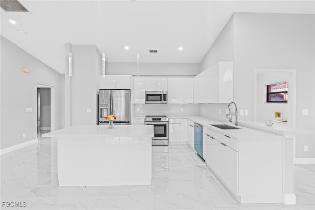 Foto del edificio - 12630 Kelly Palm Dr