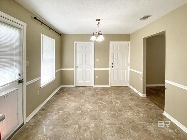 Foto del edificio - 21846 Mahan Dr