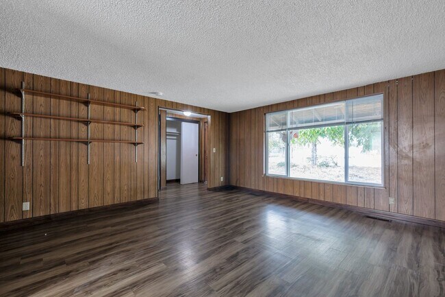 Building Photo - Pet Friendly West Valley Home w flexible l...