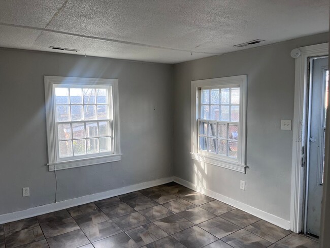 Building Photo - Spacious 1 bedroom Home in Madison