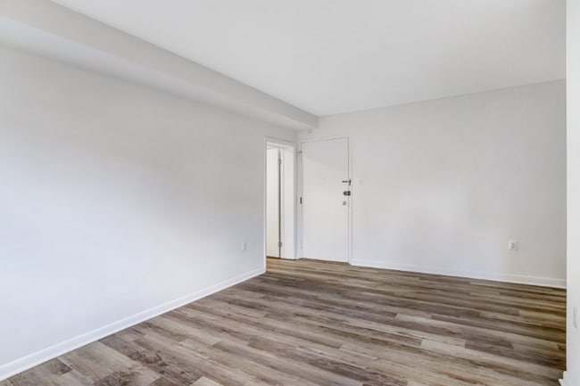 Foto del edificio - 4465 MacArthur Blvd NW