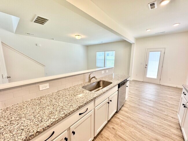 Foto del edificio - Three bedroom 2 1/2 bath paired home. Clos...