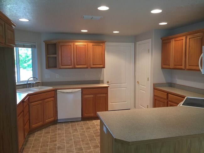 Building Photo - Nice home in newer neighborhood