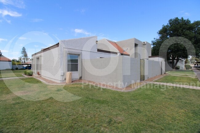 Building Photo - 928 E Diamond Dr