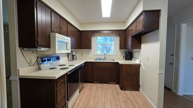 Cocina con vistas al patio trasero - 790 Vine St