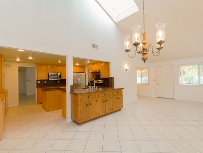 Building Photo - Spacious 3 Bedroom / 2 Bath Home in Claire...
