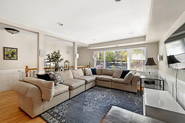 Foto del edificio - 1510 W Addison St