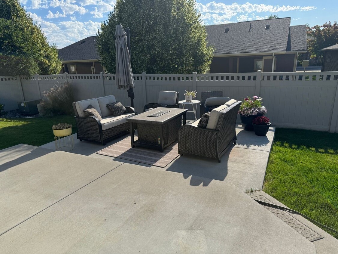Primary Photo - Stunning 6-Bedroom, 3-Bath Home in Prime L...