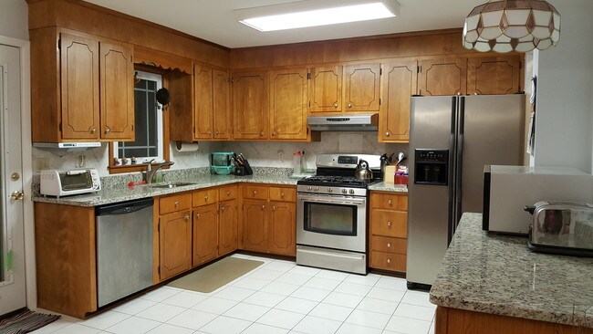 Kitchen - 263 Baxter Ln