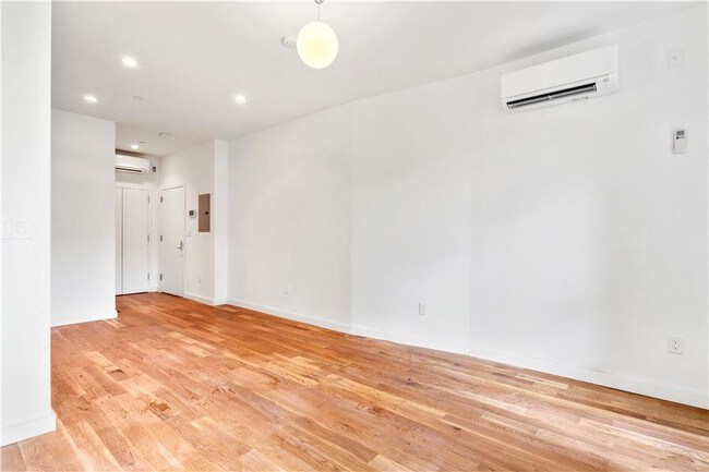 Building Photo - 137 Nelson St