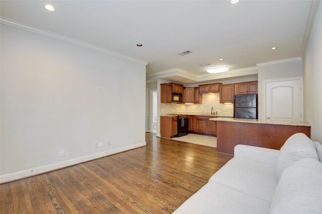 Foto del edificio - 6503 Mapleridge St