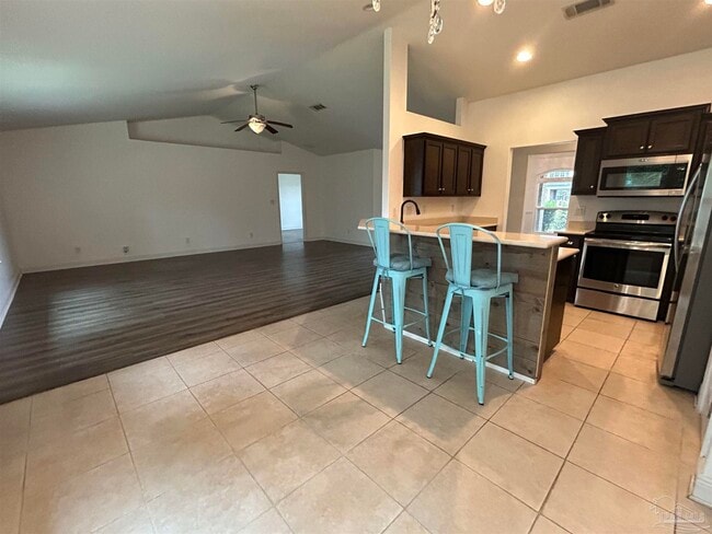 Foto del edificio - 323 Tree Swallow Dr