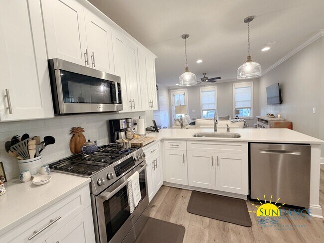 Building Photo - Charming 3BR Home with really great neighborhood perks!