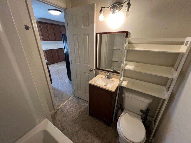 Foto del edificio - 3 br, 1 bath House - 752 East 8th St