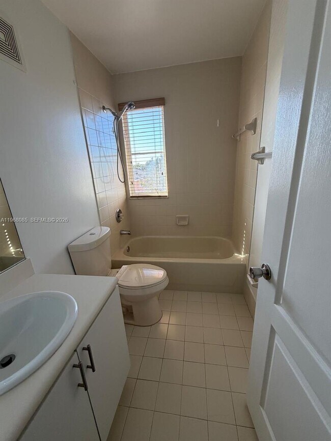 Foto del edificio - 7100 NW 177th St