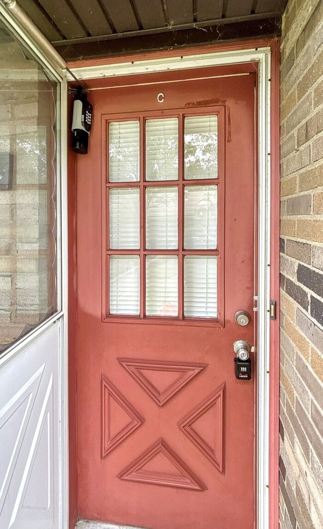 Building Photo - 2324 Woodbrook Cir N