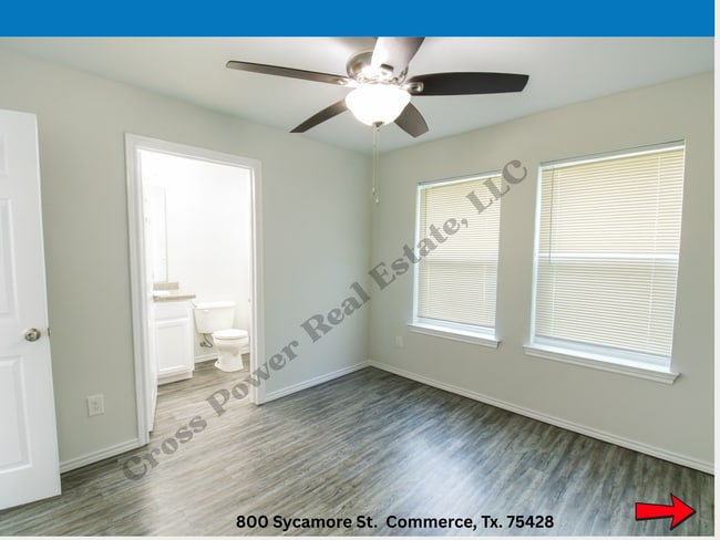 Cada dormitorio con baño privado completo - 800 Sycamore St