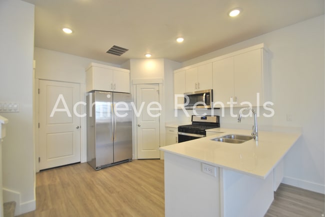Building Photo - Woodmore Pointe HOA | Modern Logan Townhome in Prime Location