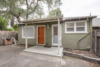 Building Photo - 526 Iris St