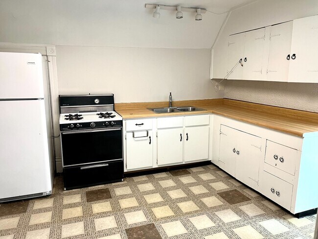 Building Photo - 674 St Charles St