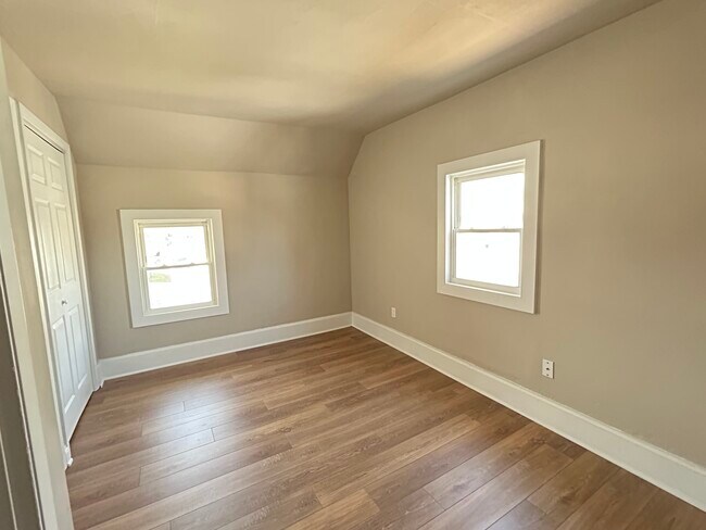 Primary bedroom - 701 Oakland Ave