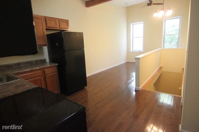 Building Photo - 427 S Conkling St