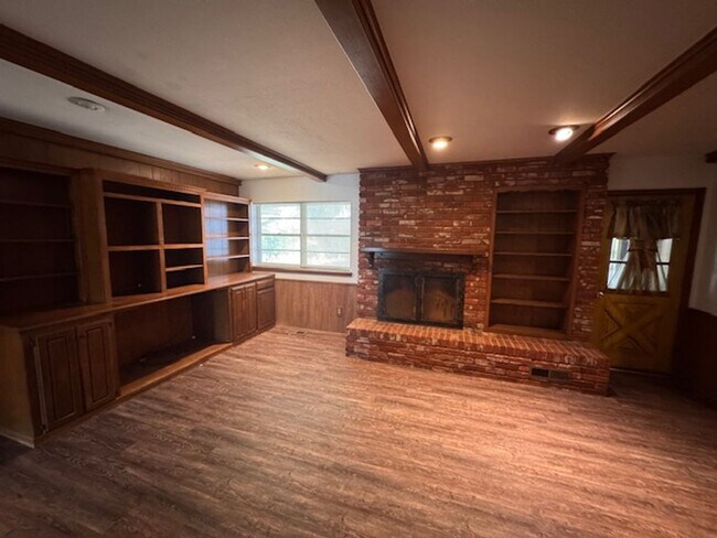 Building Photo - 2 living areas and a bonus room, new flooring and paint!  Call today for your personal tour 405-6...