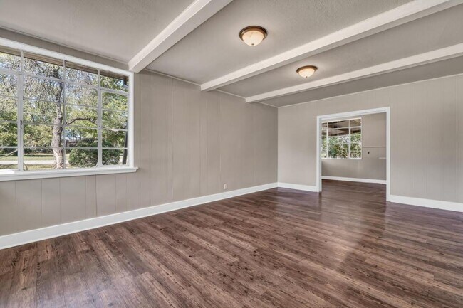 Building Photo - 604 N Hall St