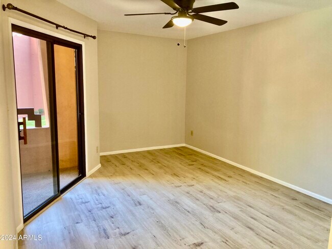 Foto del edificio - 12222 N Paradise Village Pkwy W