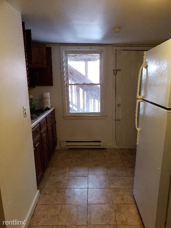 Building Photo - 3 br, 1 bath Apartment - 582 Main Street