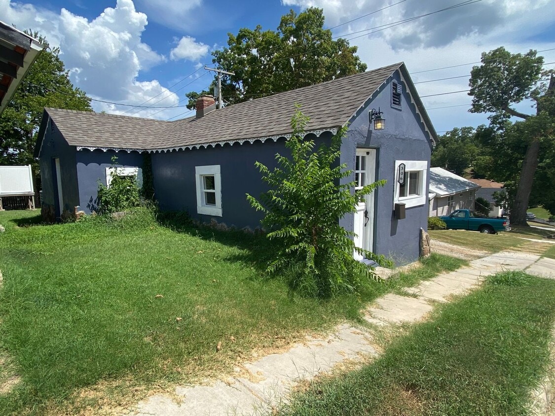 Primary Photo - Single Family Home in Downtown Branson