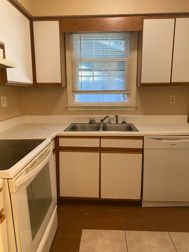 Foto del edificio - 4405 Lakeside Dr