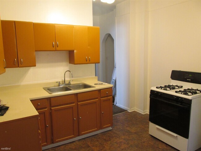 Building Photo - 2 br, 1 bath House - 65 West Main Street