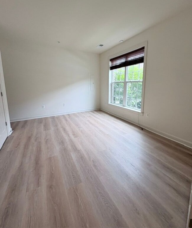 Building Photo - 121 Autumn View Dr