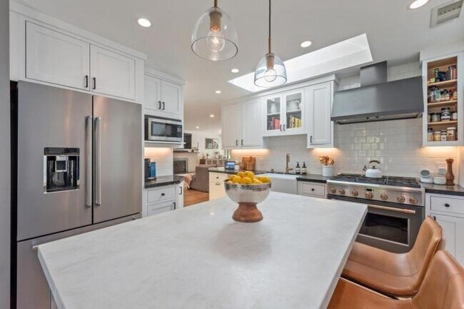 Foto del edificio - 3 bedroom in Redwood City CA 94061