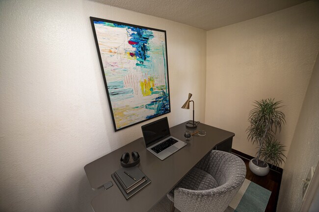 Habitación multiuso puedes actuar como un estudio o tiene capacidad para una cama grande. - AVID