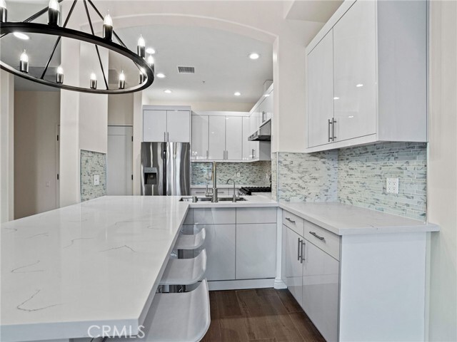 Building Photo - 1598 Long BCH